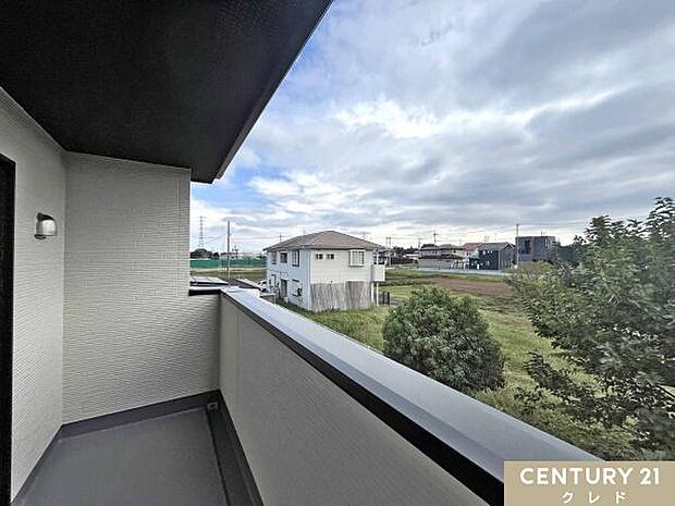 一日を通して明るい陽射しが差し込む南向きバルコニー。心地良い陽光と爽やかな風を感じることができ、洗濯物もしっかり乾かすことができます。