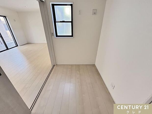 【洋室3帖】リビングに隣接した約3帖の洋室。引き戸で仕切れるため、ワークスペースやキッズコーナー、収納拡張にも使える柔軟なマルチスペース。