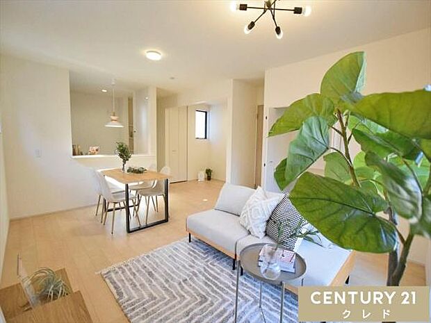 【LDK16.5帖】使い勝手のいい16.5帖のリビングは2人暮らしのご夫婦から子育て中の家族にもオススメの広さ。キッチンからリビング全体を見渡せる縦長の間取りプランです。