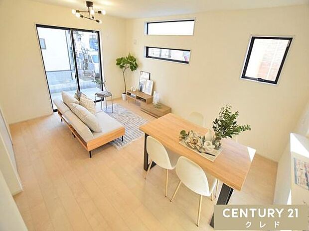 【LDK16.5帖】キッチンまで明るい光の届くリビング。家族で囲む食事スペースやソファーやTVを置いたくつろぎのスペースにも明るい光が差し込みます。