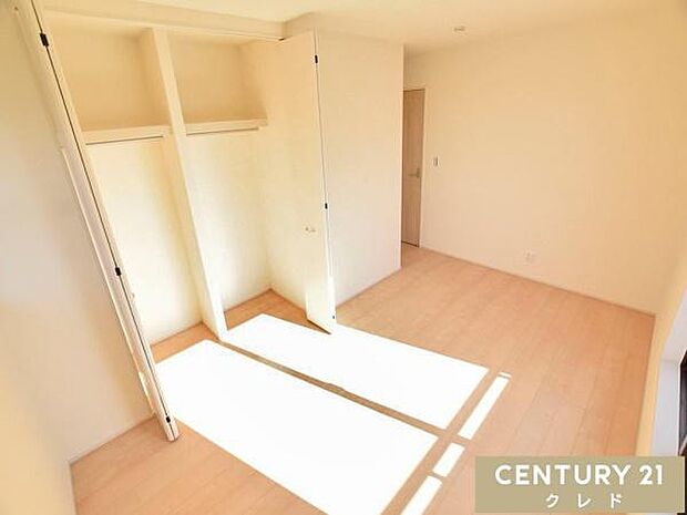 【洋室8帖】余裕のある広さで快適に過ごせる室内は夫婦2人の寝室にもおすすめです。ベッドサイドにテーブルを置いたり、読書のための灯りや本を置くこともできます。