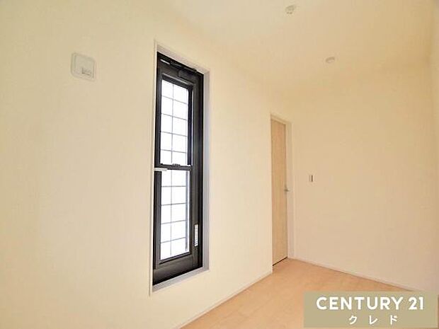 【納戸4帖】東側バルコニーに出入りするための扉は4帖のストレージルームから出入り可能。家族観のプライベートも維持できます。