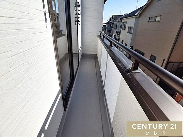 8帖の洋室に隣接した南面バルコニー。洗濯物が乾きやすく、家事の時短にも貢献します。室内にも暖かな陽光を取り入れることができます。