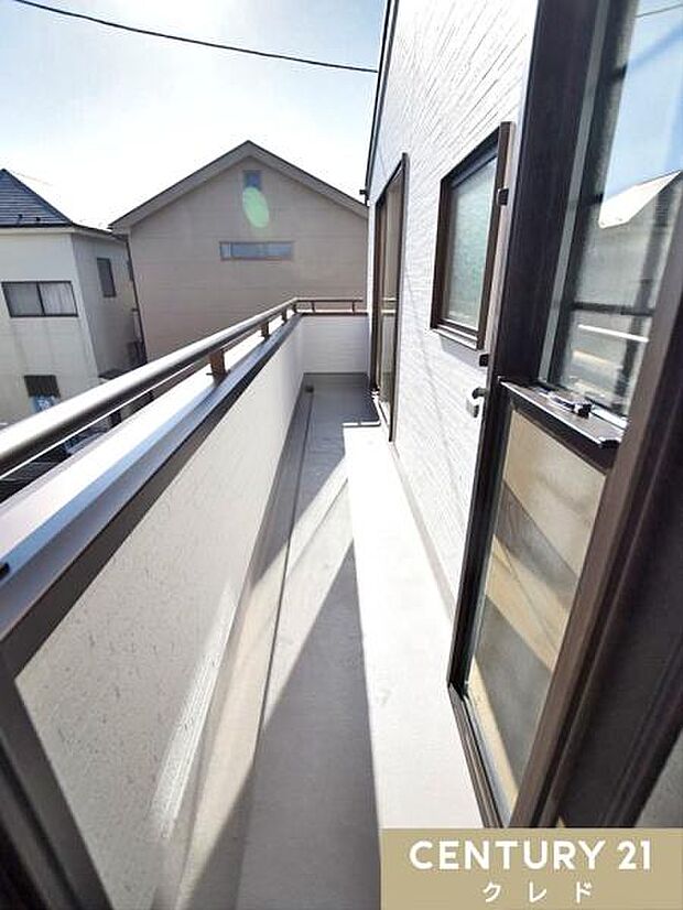 【東側バルコニー】お住まいは2か所にバルコニーがあります。プランター栽培を楽しんだりと用途やライフスタイルに合わせて使用できます。