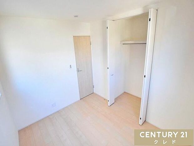 【洋室5.2帖】5帖の洋室は書斎など家族構成やライフスタイルに合わせてマルチに対応。机やベッドを配置し、効率的な作業空間やリラックスできる場所として活用できます。