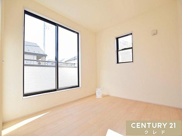 【洋室5.3帖】全室複層ガラスを採用。断熱性に優れ、一年を通して快適な室内を実現。防音効果も高く外の騒音を軽減。紫外線カット機能もあり、お気に入りの家具やカーペットの色あせを防ぎます。