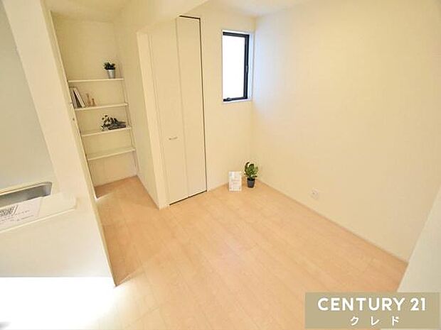 【洋室3帖】リビングと洋室は合わせて計19.5帖のゆとりのフロアとしても使える自由度の高い間取り。幅広いご家族のライフスタイルにフィットします。