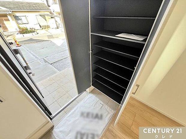 家族やゲストを明るく迎えてくれる白基調の玄関です。お出かけ前に身だしなみチェックができる姿見鏡付きシューズボックスを設置。