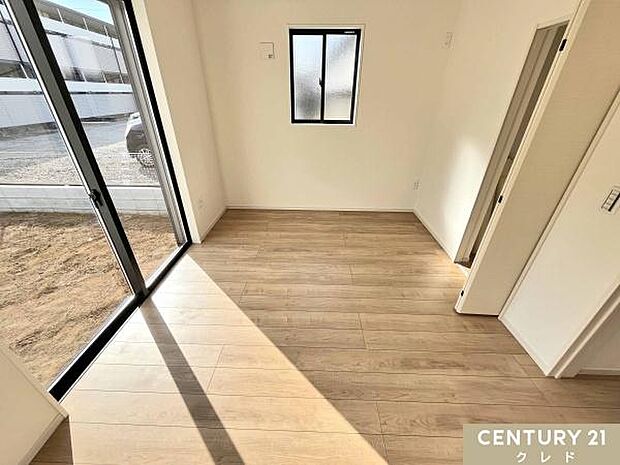 【1階　洋室5.2帖】大きな掃き出し窓からたっぷり光が差し込む明るい空間。リビングに隣接したお部屋は、子どもの遊び場やテレワークスペース、来客時のゲストルームなど多目的に活用できます。