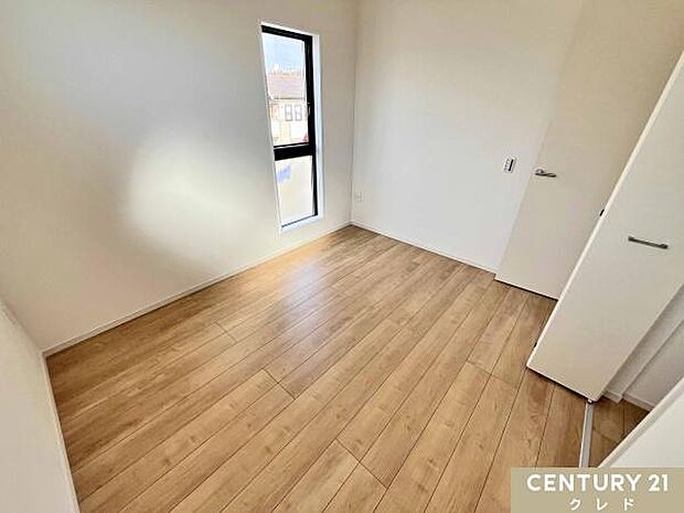 【洋室5.3帖】全居室2面採光！明るい光が差し込む心地よい空間で、寝室や子ども部屋、書斎など多目的にお使いいただけます。