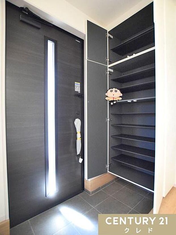 明るく清潔感のある玄関。収納も充実しているので、靴はもちろん季節物のグッズもまとめてしまえて便利です。