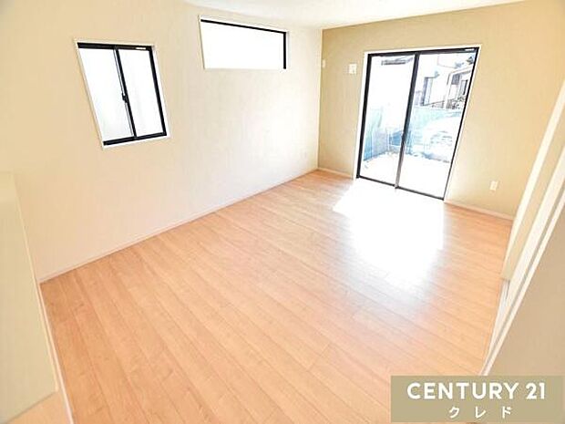 【LDK20.1帖】南側に開口部を設けたリビングは、明るい光がたっぷりと入る居心地の良い空間。ご家族みんなが自然体で心地良く過ごすことができます。