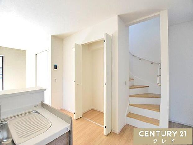 【LDK20.1帖】20.1帖のLDKは、対面式キッチンとリビング階段を採用し、家族のつながりを大切にできる設計。楽しい食事と会話が始まる場所を大切にした素敵な場所となっています。