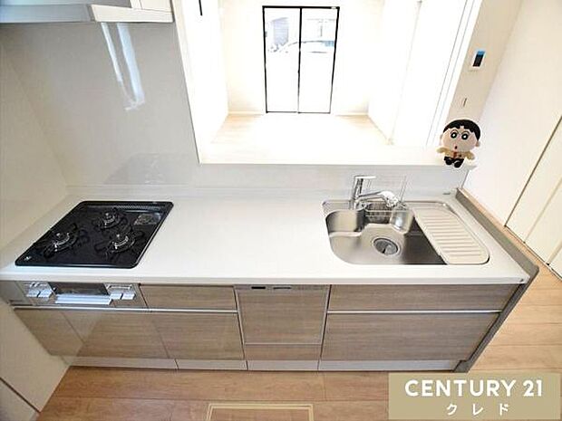 対面式キッチンは視線が抜けて明るく、開放的な雰囲気に。お料理をしながらお子さまの様子を見守れるので、子育て中のご家庭にも嬉しい間取りです。