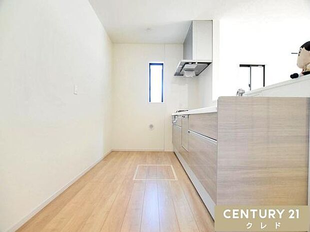 キッチンは大人2人が並んでもゆとりのある広さで、毎日の家事の時間も快適に。お子さまの「やってみたい!」にも、笑顔で応えたくなる空間です。