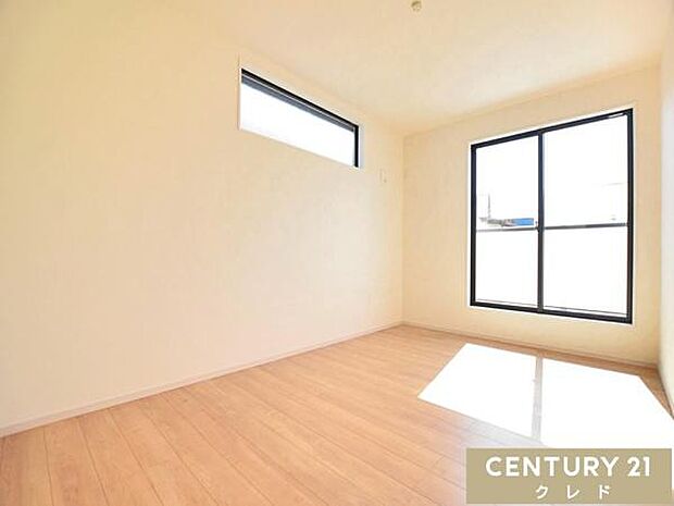 【洋室7.5帖】南バルコニーに面した2面採光の明るい主寝室。WICを備えており、衣類やバッグ等の小物も整理整頓できます!