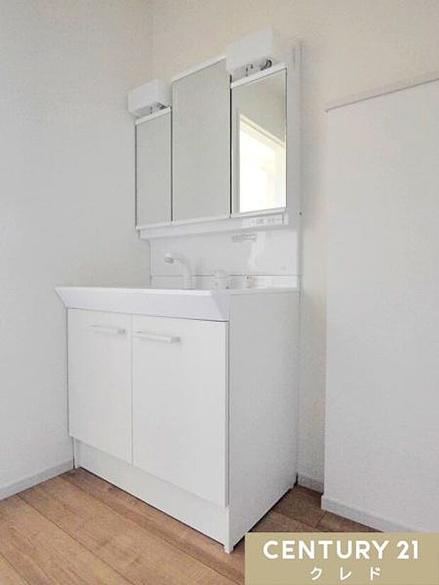 収納たっぷりの三面鏡付き洗面化粧台。鏡裏や足元のスペースまでしっかり収納。細々した日用品もスッキリ片付きます。