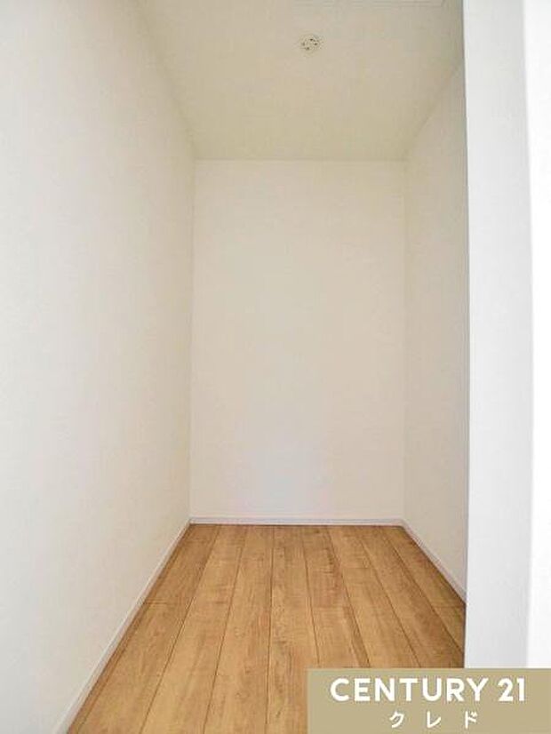 【洋室7.5帖 WIC】シーズン物のアウターから小物類まで、洋服好きには嬉しい十分な広さ!衣類もたっぷり収納できるので、毎日のお洋服選びも楽しみになりそうですね。