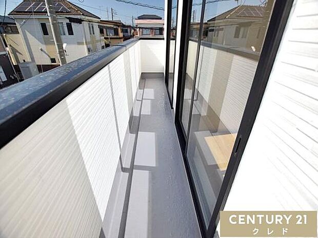 心地よい陽射しと爽やかな風が感じられる開放的な南向きバルコニー。日中はたっぷりの光が差し込み、お洗濯物も気持ちよく乾かせます。