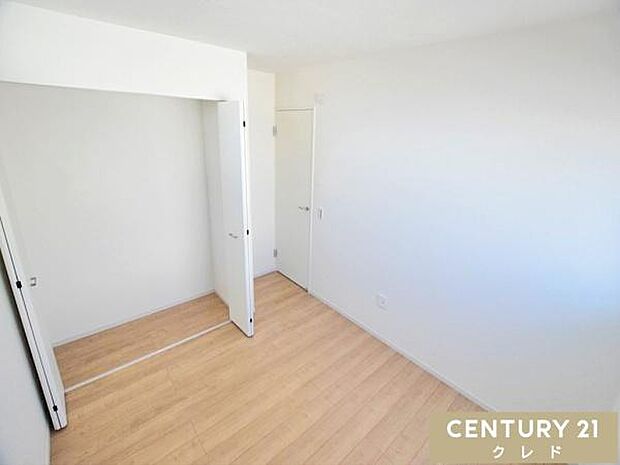 【納戸4.71帖】収納を備えたお部屋は、趣味や作業のスペースとしても活躍。暮らしに合わせて自由に使える、使い勝手の良い空間です。