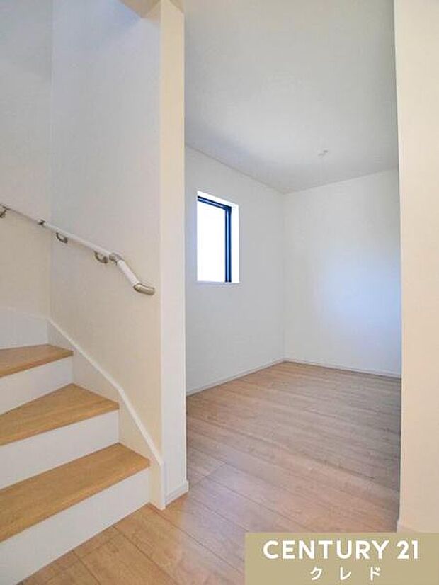 【フリースペース】LDKに面したフリースペースは、お子さまの宿題やリモートワーク、家事の合間の作業など、多目的に使える便利なスペースです。