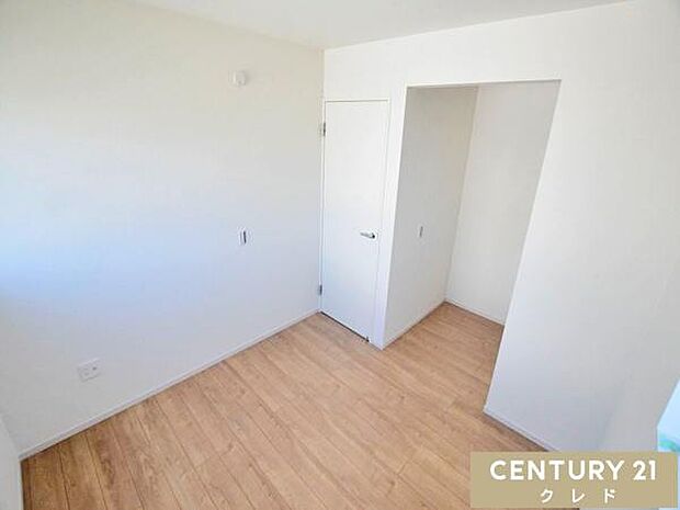 【洋室4.5帖】ホワイト×木目調のシンプルな洋室。WIC付きで衣類や季節物をまとめて収納でき、居室をすっきり使えます。