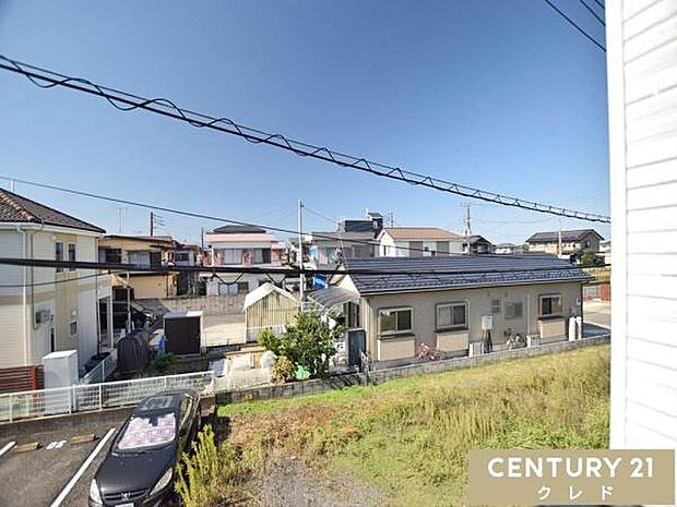 バルコニーからの眺望です。晴れた日には青い空が広がり、心地よい風を感じながらゆったりとした時間が流れます。