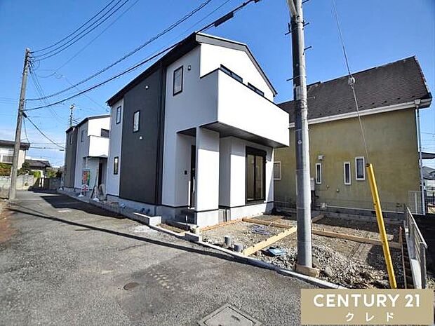 【2号棟】山田小・中学校まで徒歩13分で、お子様も通いやすい安心の住環境!並列2台駐車可能で、毎日の通勤やお買い物にも便利。ご夫婦でお車をお持ちのご家庭でも安心です。