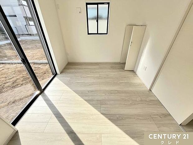 【1階　洋室6帖】大きな掃き出し窓からたっぷり光が差し込む明るい空間。リビングに隣接したお部屋は、子どもの遊び場やテレワークスペース、来客時のゲストルームなど多目的に活用できます。