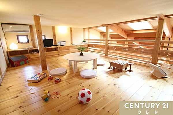 【小屋裏収納10.5帖】家族の「秘密基地」のような空間。季節家電や衣替え収納はもちろん、キッズスペースや趣味のコーナーにも活用可能です。