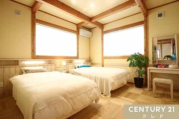 【洋室8帖】足触りまで心地よい桐に包まれる、安らぎの主寝室。ベッド2台とドレッサーもゆったり配置可能なゆとりある広さです。
