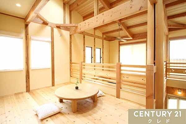 【2階　ホール6帖】吹抜けとつながる、家族の「第2のリビング」。トップライトで照らされた心地良いスペースはテレワークや趣味の空間に便利です。