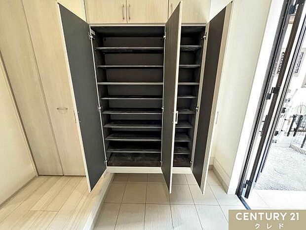 天井まで届く大容量のシューズボックスで、ご家族の靴もスッキリ収納。お出かけ前の身だしなみチェックに便利な全身鏡付きです。