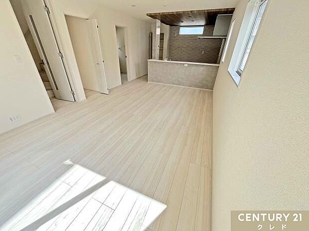 【LDK17.75帖】南東側に開口部を設けたリビングは、明るい光がたっぷりと入る居心地の良い空間。ご家族みんなが自然体で心地良く過ごすことができます。