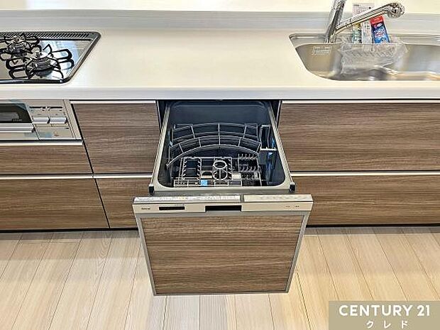 【ビルトイン食洗機】高温で高濃度の洗剤による高圧洗浄ができる「食洗機」 洗うと同時に除菌もできるので、ご家族に安心してお料理を提供できます。