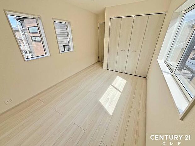 【洋室6帖】2面採光で陽当り良好な6帖の洋室。明るい日差しが差し込む心地よい空間は、主寝室にぴったりです。クローゼットには、衣類や季節の荷物もたっぷり収納でき、お部屋を広く使えます。