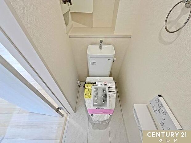 快適性と衛生面を兼ね備えたウォシュレット機能付きトイレ。壁面にはニッチ収納を備え、ペーパーの収納にも便利です。