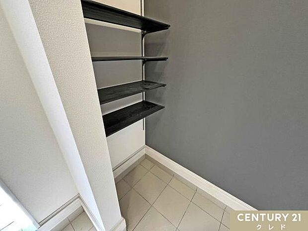 アウトドアグッズやスポーツ用品など、室内には持ち込みづらい土汚れのついたアイテムもそのまま収納可能。外で使うものをまとめておけるので、玄関周りがすっきり片付きます。