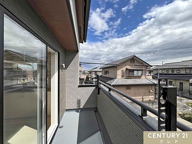 心地よい陽射しと爽やかな風が感じられる南東向きバルコニー。日中はたっぷりの光が差し込み、お洗濯物も気持ちよく乾かせます。