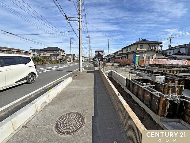JR川越線・八高線「高麗川」駅徒歩9分。オザム・生鮮市場TOPまで徒歩6分で、商業施設も充実！