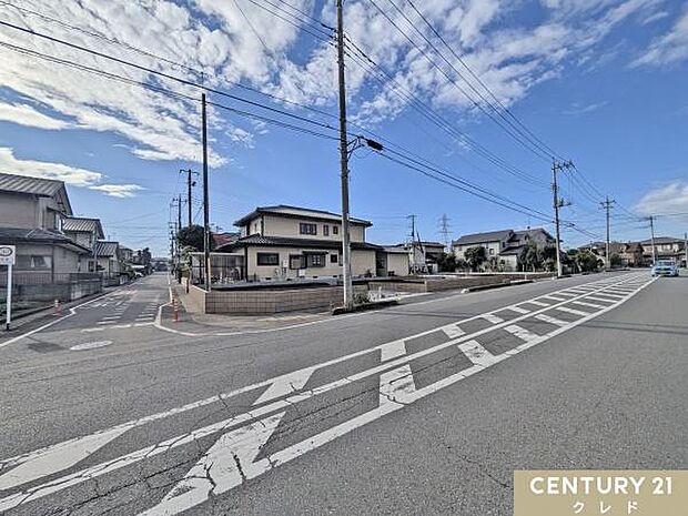 新鮮市場TOPまで徒歩6分！整理された道路や閑静な住宅街が広がる学校などにも通いやすい好立地です。