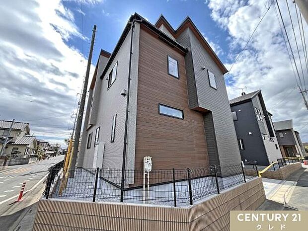 区画整理が進んだきれいな街並みに誕生する全5棟。前面道路は15.5m公道で開放感にあふれ、お子様の通行も安心です。駐車場は並列2台分を確保し、お車の出し入れもスムーズに行えます。