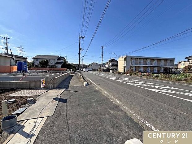 前面道路は北側15.5ｍ公道。広々とした道路に面し、明るくゆとりある住環境が魅力です。