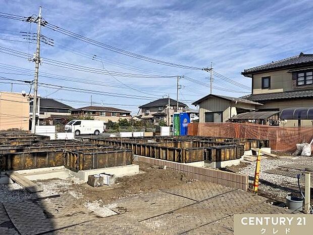 現在は基礎工事中です。床全面と立ち上がりを鉄筋コンクリートで施工することで、安心して暮らせる地震に強い基礎を造ります。