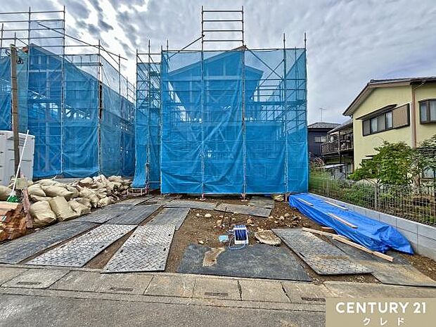陽当たりの良い住宅街エリアに敷地55坪超の新邸が建設中！キッチン折り下げ天井の空間が魅力のお住まいです。