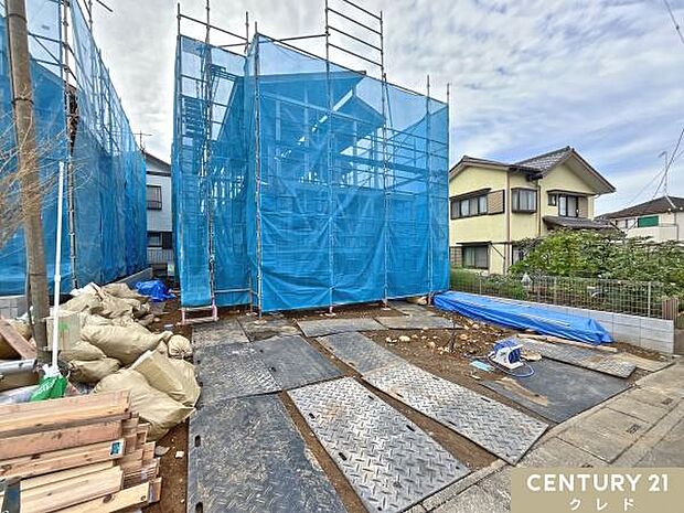 木工事の最中でブルーシートに包まれた状態でした。屋根が取り付けられ、より完成に近づいてきました。