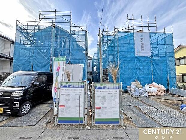 嵐山町に佇む新築分譲住宅全2棟、完成に向けて丁寧に施工が進んでいます。しばらくすると外観が完成し、室内の施工が始まります。