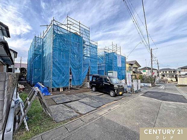 近隣には複合商業施設が2ヵ所にあり、買い物にも便利な立地。ご案内の際は周辺環境も含めてご紹介します。