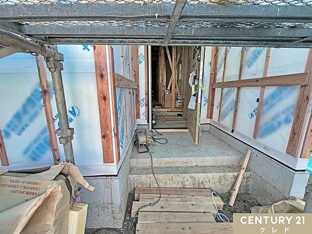 建物を雨水や湿気から守る防水シートの施工中。これにより、カビや腐食を防ぎ、家を長持ちさせます。