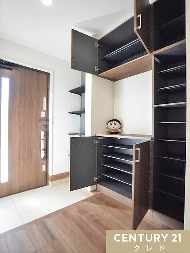 明るく清潔感のある玄関。収納も充実しているので、靴はもちろん季節物のグッズもまとめてしまえて便利です。